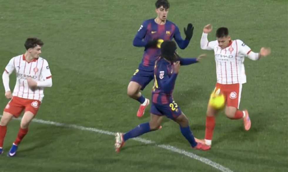 «اعتراف مثير» إتشيفيري يكشف دهس قدم كوندي قبل هدف برشلونة المثير للجدل