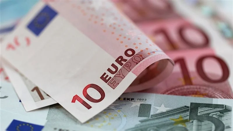 «انتعاشة غير متوقعة في السوق المالية.. اليورو يثبت أقدامه أمام الجنيه ويقلب موازين الصرف»