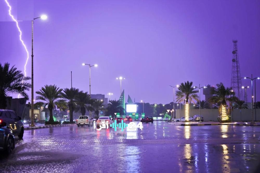 توقعات الطقس لجمعة: أمطار رعدية وسيول في 12 منطقة
