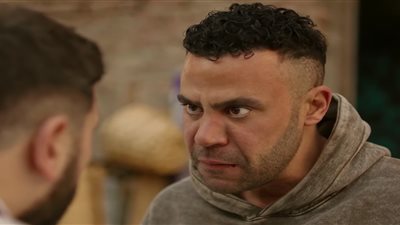 مسلسل الكينج في الحلقة الثانية حمزة ينزلق إلى عالم ياقوت غير المشروع