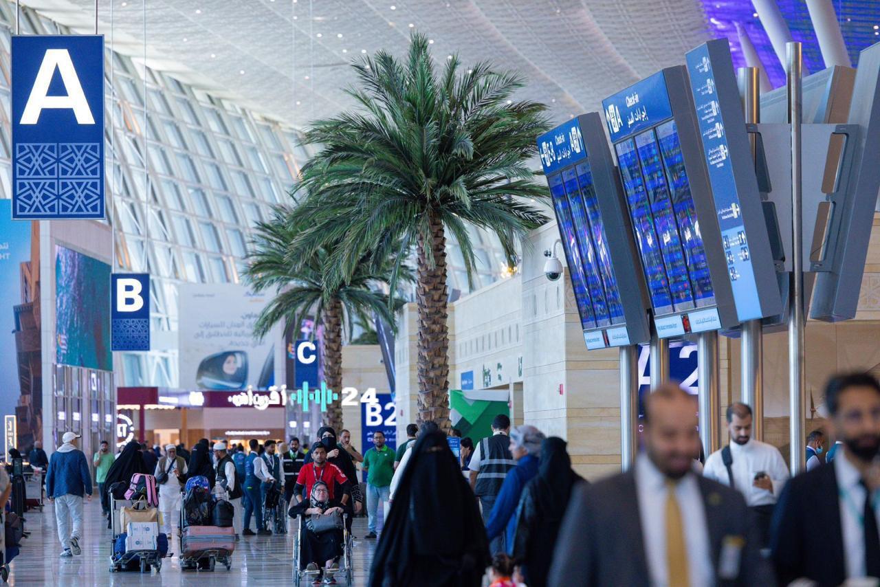 مطار الملك عبدالعزيز الدولي يسطر أسبوعًا تاريخيًا بأرقام قياسية غير مسبوقة في تدفق المسافرين وكفاءة الخدمات