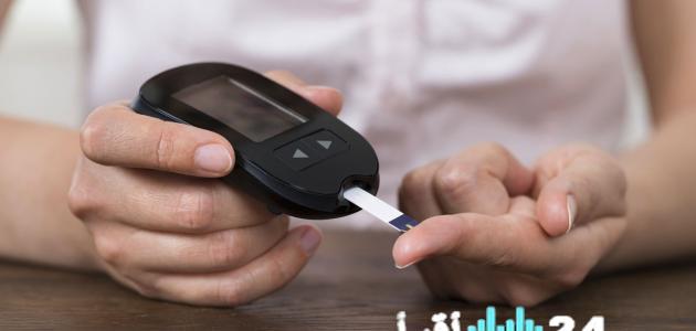 ارتعاش اليدين والدوار علامات تحذيرية تنبه لهبوط مستوى السكر في الدم