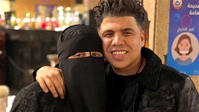 الفنان عمر كمال يناشد الجمهور بالدعاء لوالدته بعد وعكة صحية خطيرة تستدعي جراحة