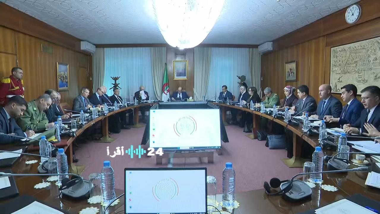 الوزير الأول سيفي غريب يترأس اجتماعا وزاريا لتنصيب فوج عمل لإعداد المرجع الوطني للإدماج في صناعة السيارات والحافلات والدرجات النارية