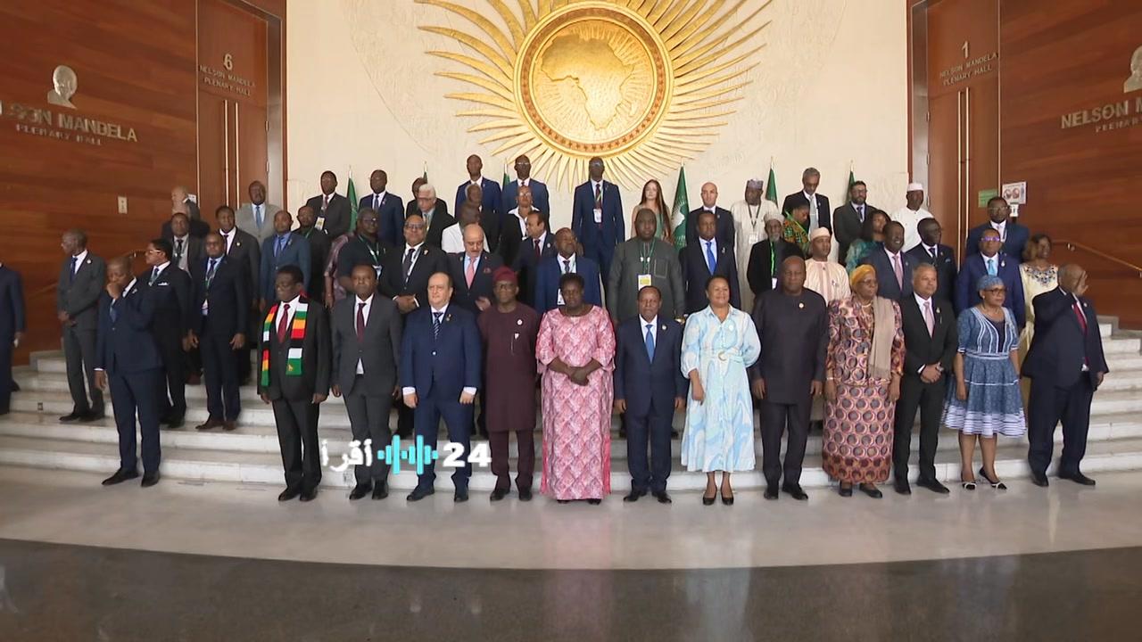 صورة تذكارية للوزير الأول سيفي غريب مع قادة آلية التقييم الأفريقية بمقر الاتحاد الأفريقي