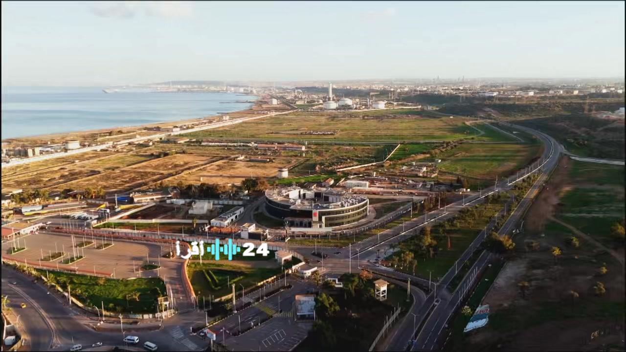 اعد صياغة العنوان بالكامل بشكل صحفي احترافي ككاتب بشري ، وقم بوضع كابشن جذابة في علامتين تنصيص في بداية العنوان «.» ، اجعل العنوان مناسبًا لاقتراحات لا تضع علامة : في العنوان، لا تقم بكتابة اقترحات او الرد الالي علي الامر او وضع نقطة في نهاية العنوان او ملاحظات فقط نفذ المطلوب#فيديو🎦: في إطار برنامج زيارة، الوزير الأول السيد #سيفي_غريب إلى وهران للاشراف على مراسم إحياء الذكرى السبعين (70) لتأسيس الاتحاد العام للعمال الجزائريين، والذكرى الخامسة والخمسين (55) لتأميم المحروقات، عاين الوزير الأول عددًا من المشاريع ذات الصلة بقطاع الطاقة بالمنطقة الصناعية بأرزيو، حيث وقف على مدى تقدم إنجاز المشاريع الصناعية الاستراتيجية، الرامية إلى تعزيز القاعدة الإنتاجية الوطنية وتدعيم القدرات الصناعية في مجال الطاقة.