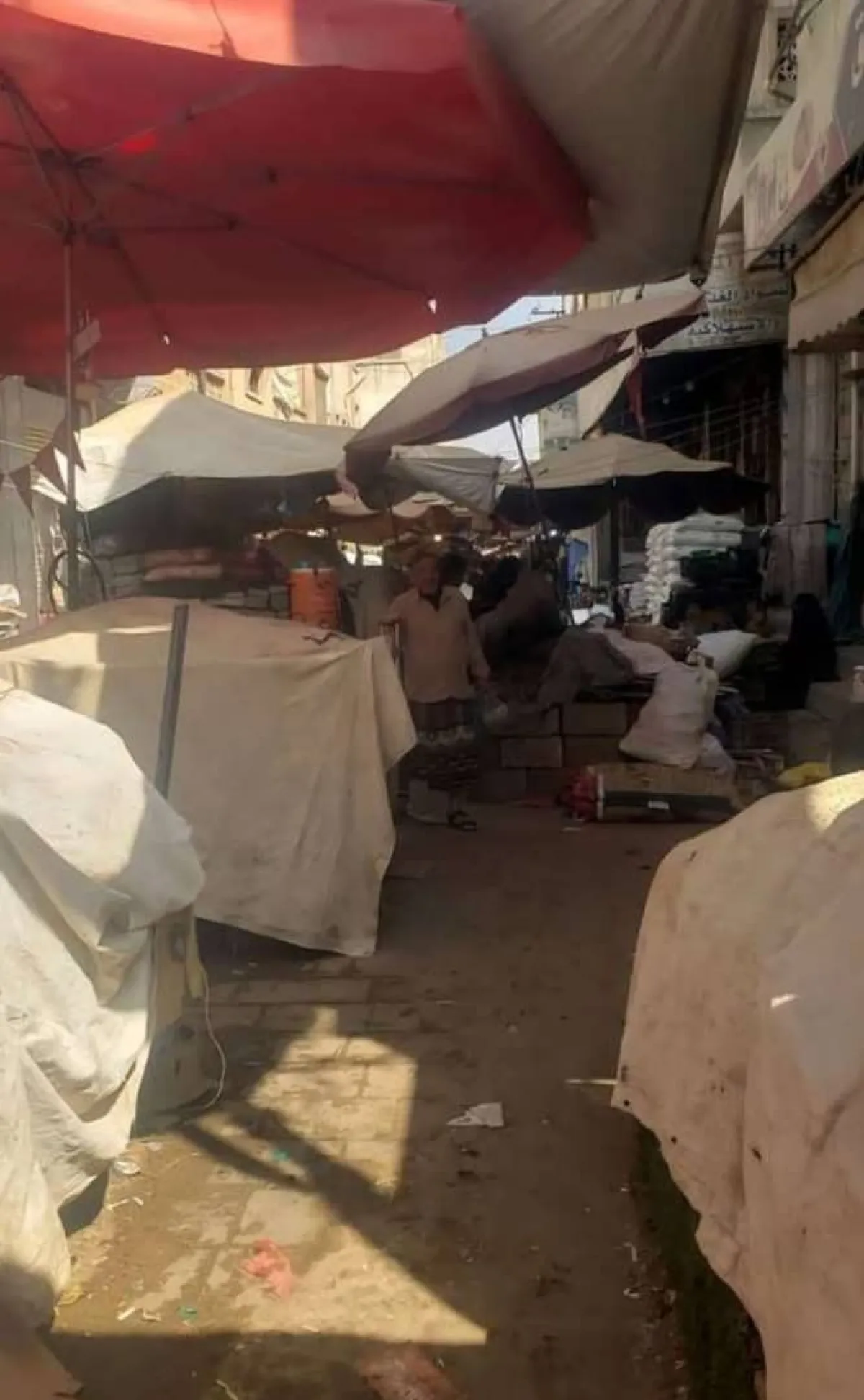 بائعو الخضار في تعز يغلقون محلاتهم بالسوق المركزي احتجاجًا على الرسوم الإضافية