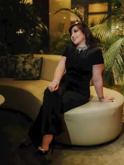 بوسي تتألق بجمبسوت أسود لافت في إطلالة كاجوال أنيقة على إنستجرام