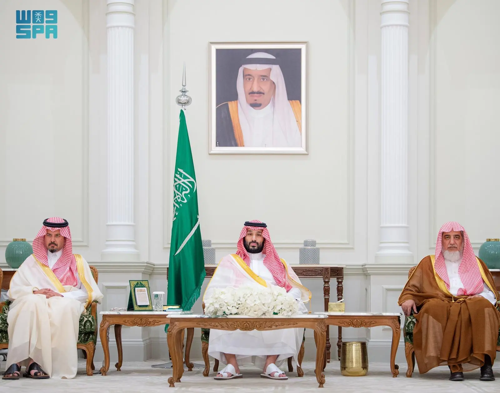 ولي العهد يلتقي كبار العلماء والمسؤولين والمواطنين في المدينة المنورة