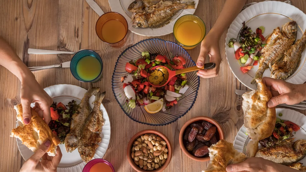 «تخلص من ثقل الهضم والانتفاخ المزعج!» تحرر من متاعب الهضم: استراتيجيات غذائية ذكية لوداع الانتفاخ وبطء الأيض واستعادة خفتك ونشاطك اليومي