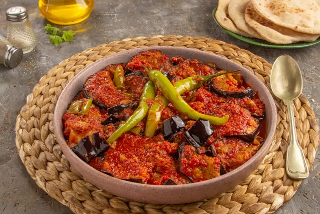 «تذوقوا الفخامة بلمسة أصيلة» تحفة الباذنجان المتوسطية: سيمفونية الصلصة الغنية وعبير الثوم الآسر