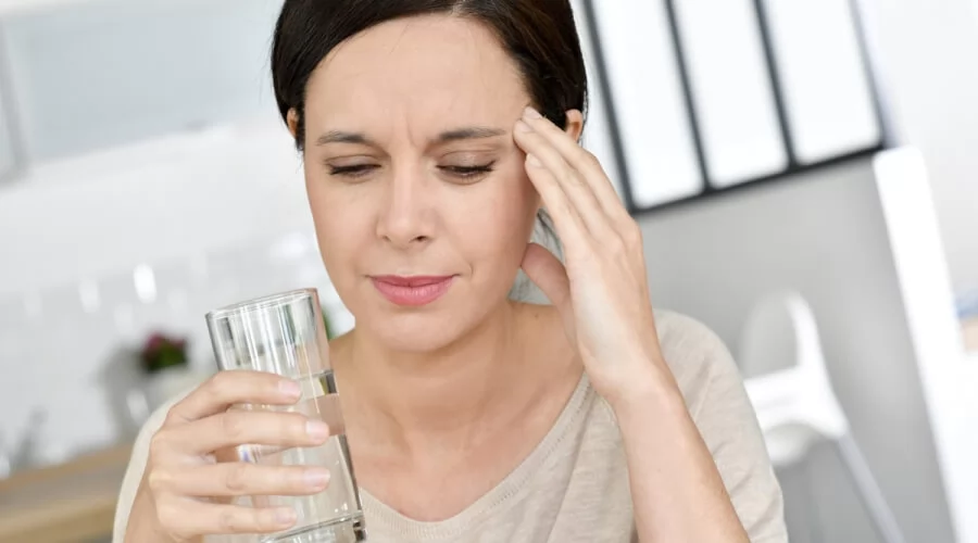 «سر الشفاء يبدأ بكوب ماء يومي» فك شفرة الصداع المزمن: كيف يُحدث الترطيب فرقًا جوهريًا في العلاج