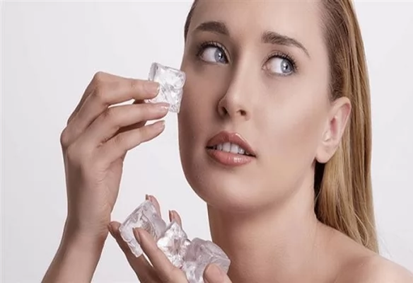 «لمسة باردة، إشراقة دائمة.» السر البارد لبشرة متوهجة: مكعبات الثلج، روتينك الطبيعي الجديد للإشراقة والنضارة