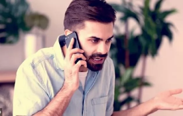 «لغز الخطوات المتزامنة: لماذا يصر جسدنا على التحرك بينما يتكلم عقلنا؟» الكشف النفسي عن الارتباط الخفي بين الحركة والحديث خلال المكالمات الهاتفية