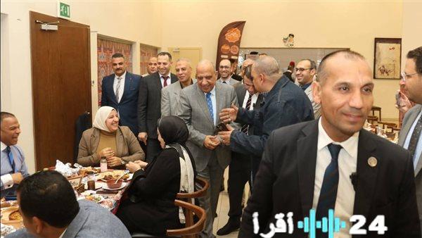 وزير الكهرباء يترجم “الإنسان أولًا” على مائدة الإفطار مع العاملين
