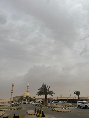 سيول وزخات برد تضرب عرعر وتشل حركة المرور وسط تحذيرات الأرصاد الجوية