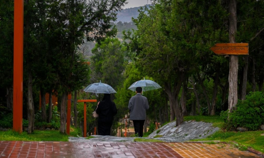 المملكة تحت وطأة أمطار غزيرة وسيول جارفة تضرب الرياض وثماني مناطق رئيسية