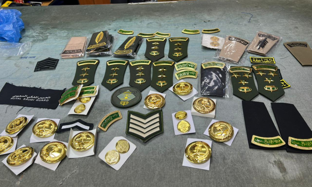 الرياض تغلق 4 محال لانتهاكها أنظمة بيع الزي العسكري