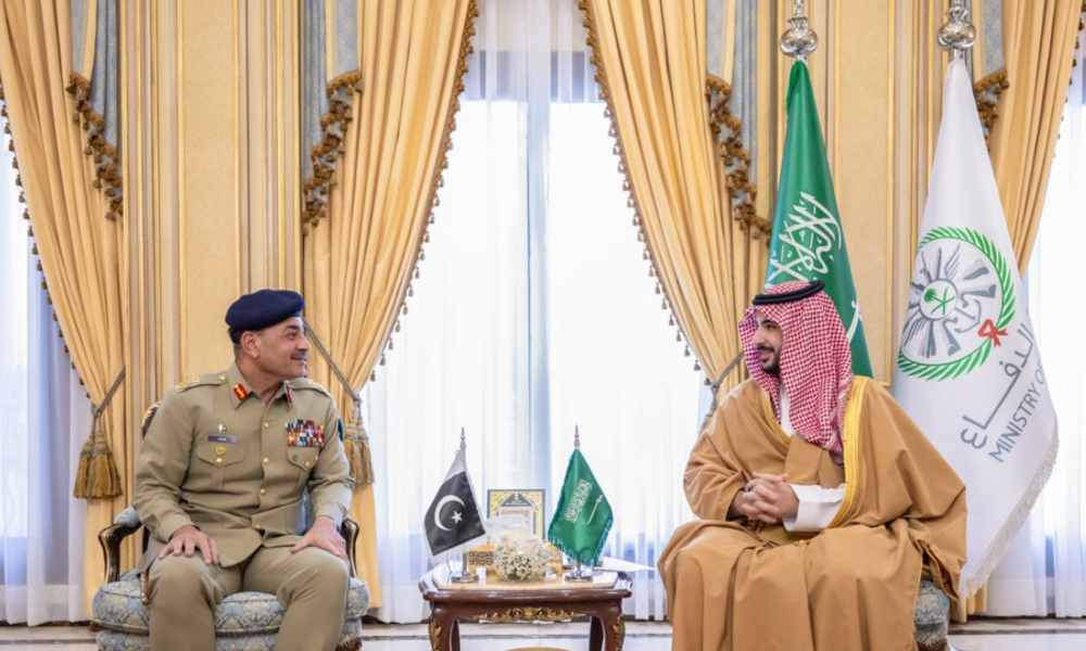 وزير الدفاع يعزز التعاون الاستراتيجي مع قائد الجيش الباكستاني