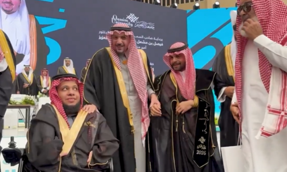 أمير القصيم يكرم قصة نجاح ملهمة لخريج من ذوي الهمم في حفل التخرج الجامعي