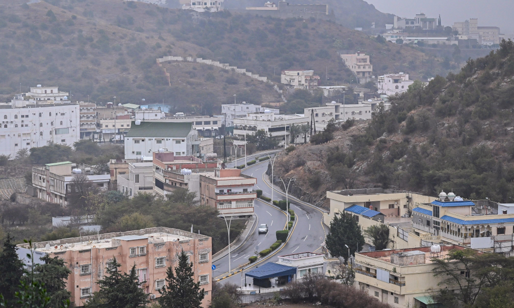 أجواء متقلبة تضرب السعودية اليوم أمطار بالمرتفعات وغبار كثيف يلف الرياض