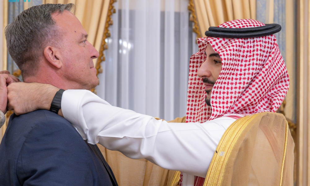 وزير الدفاع يقلد كوريلا وسام الملك عبدالعزيز أرفع الأوسمة