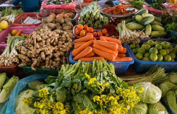 استكشف أسعار الخضروات والفاكهة في السوق المركزي لهذا اليوم