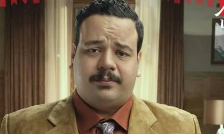 رامز جلال يصدم الجمهور بوصفه مصطفى غريب قامة “تباع على تريلا” وشنب “جناحات طيارة”