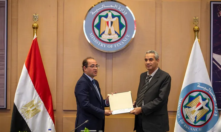 «تقديرٌ للجهود المجتمعية المتميزة» وزير المالية ومركز المعلومات يكرمان مبتكر المبادرة العليا في مجال الإصلاح الضريبي