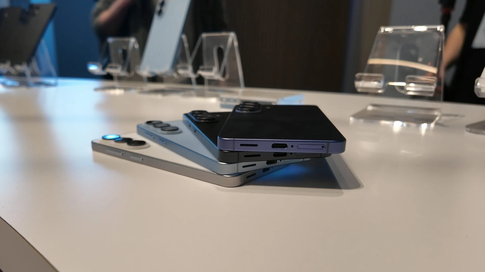 سامسونج Galaxy S26 يقود ثورة المشاركة اللاسلكية بتوافق AirDrop عبر Quick Share