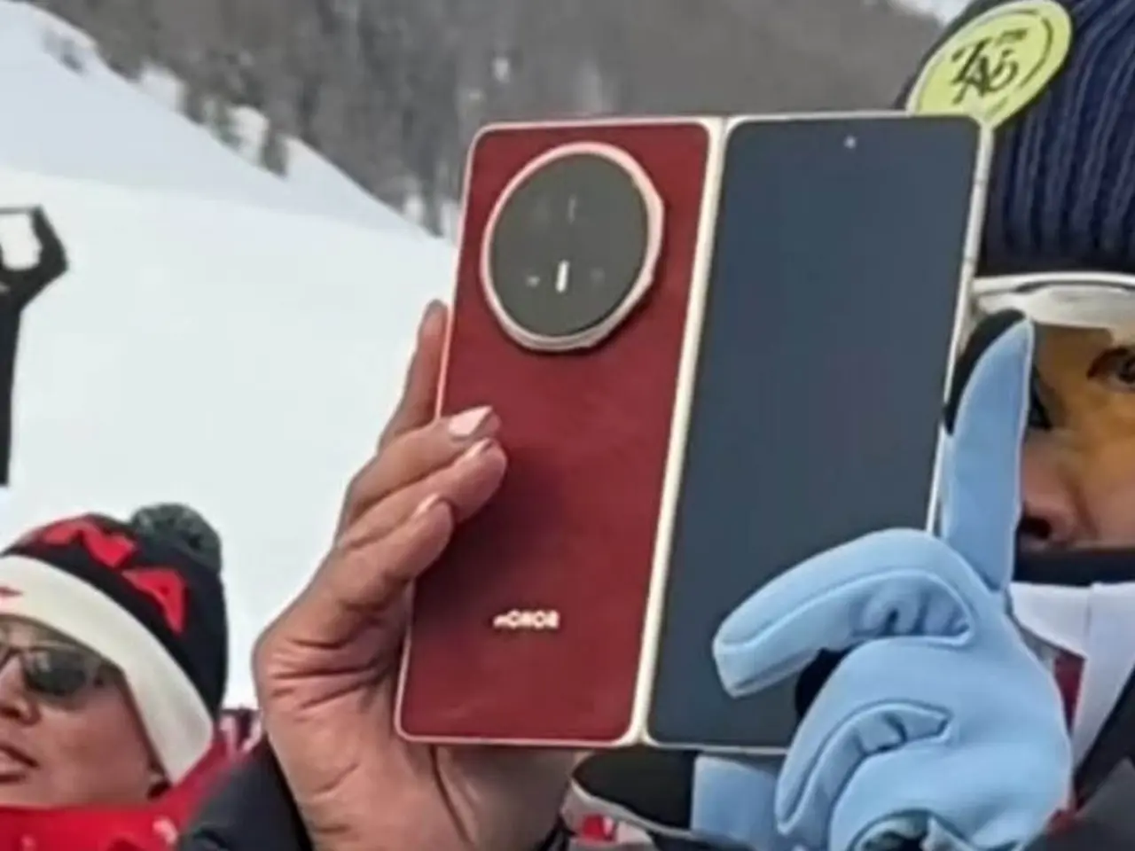 صور حية تكشف ترقية ضخمة لبطارية Honor Magic V6