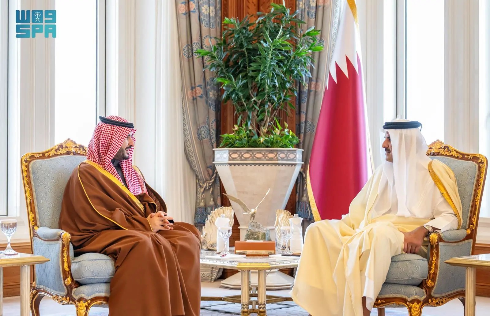 خالد بن سلمان يلتقي أمير قطر بتكليف رفيع المستوى