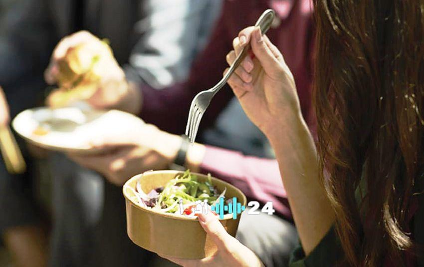 أخطاء متكررة في تناول الطعام قد تؤثر على فوائده الصحية وكيفية تصحيحها بيسر