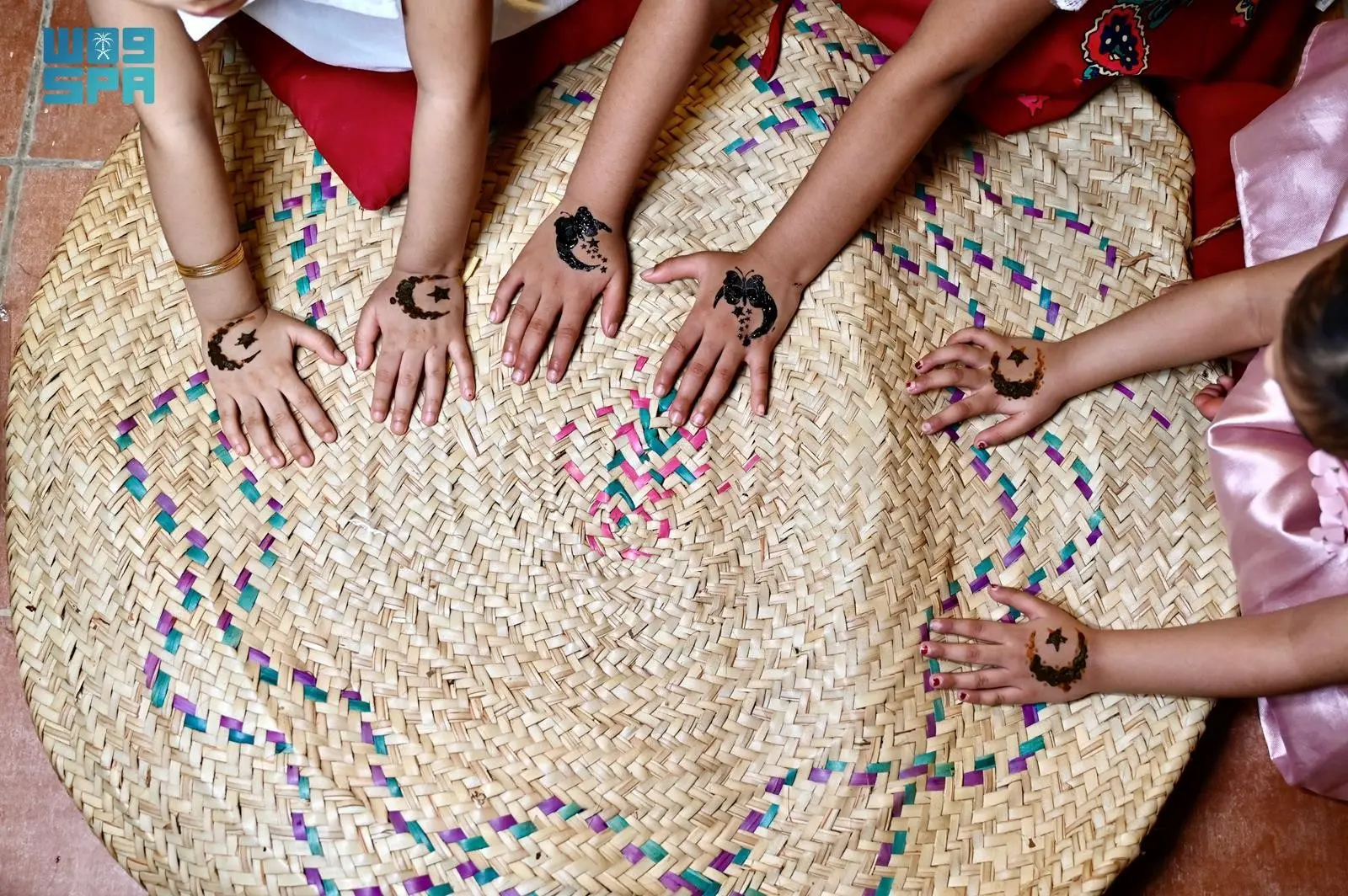 نقش الحناء في جازان: طقس رمضاني بهيج يرسخ تجربة الصيام الأولى للفتيات