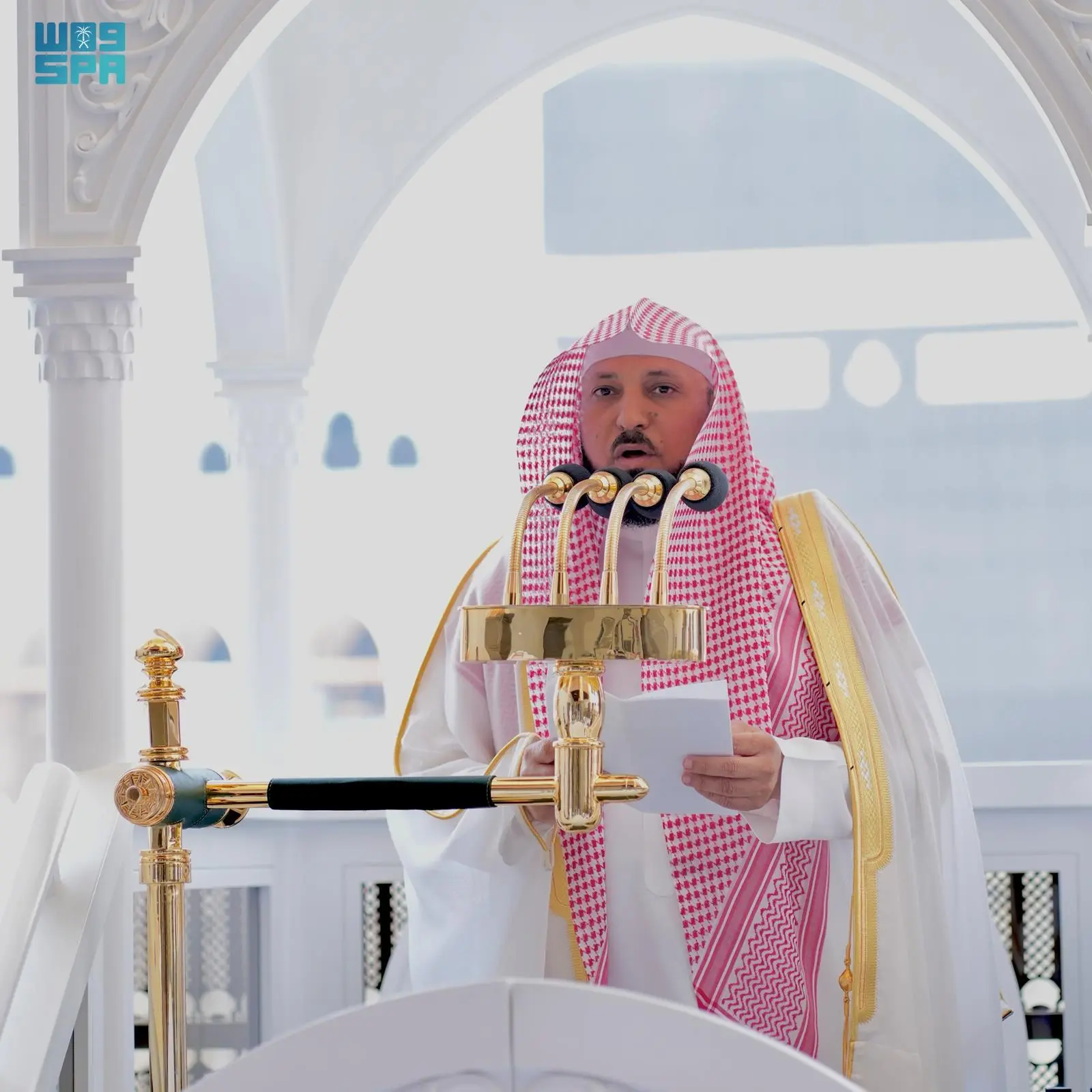 <p><strong>خطيب المسجد الحرام يصف رمضان بموسم للمحاسبة والتنافس على الخيرات</strong></p>