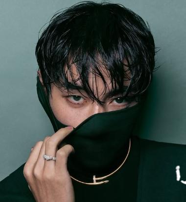 إطلالة أنمي مذهلة لنجم BTS ترسخ مكانته أيقونة للموضة العالمية