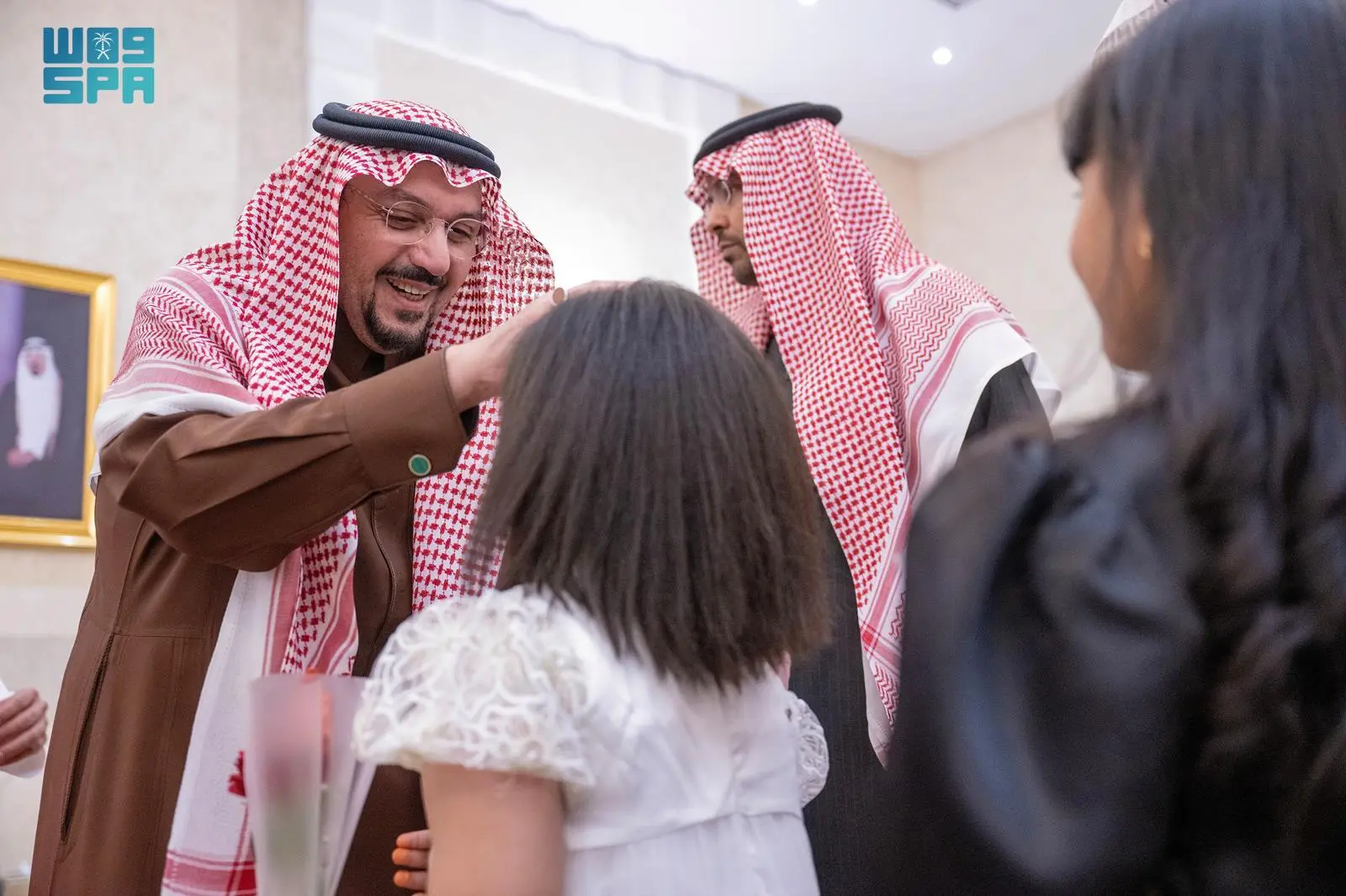 أمير القصيم يحتضن الأيتام على مائدة الإفطار