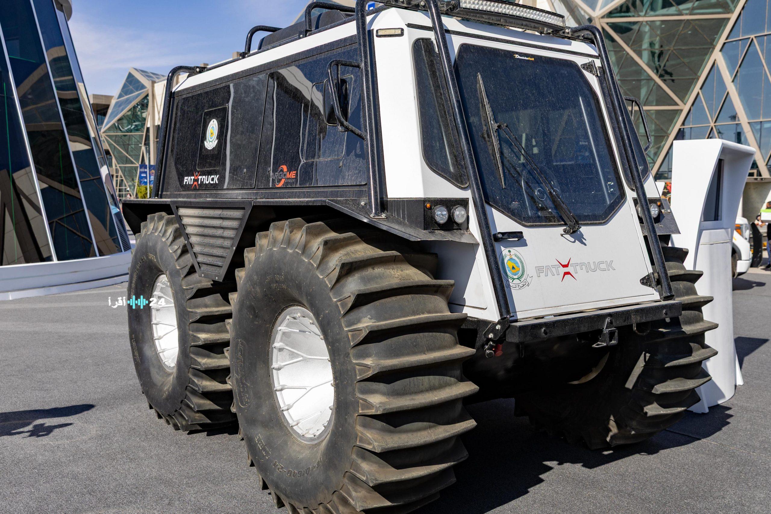 الدفاع المدني يستعرض قدرات استثنائية لعربته البرمائية المتطورة متعددة المهام بمعرض الدفاع العالمي 2026