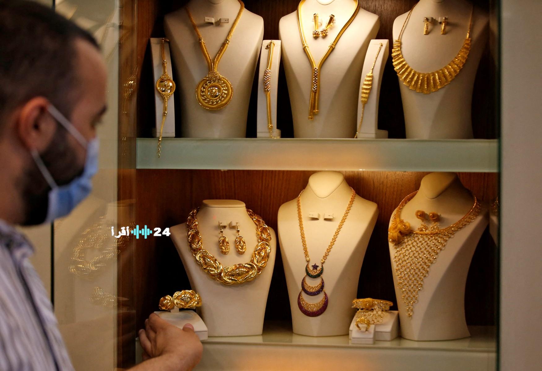 الدولار يصعد ويهبط بالذهب أكثر من 1% وسط تداولات هزيلة