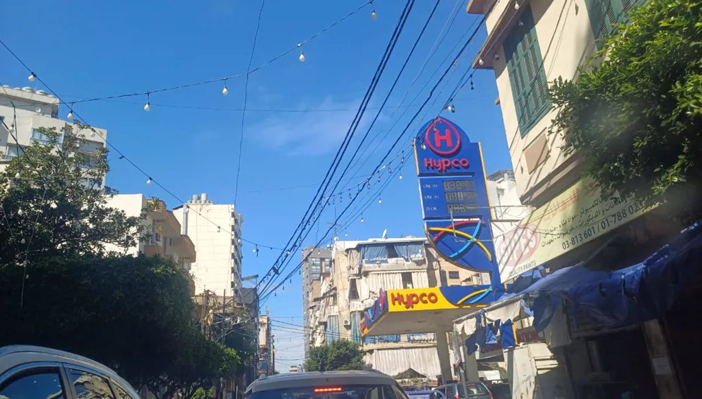 «هل يتكرر مشهد الطوابير؟» ازدحام محطات الوقود في لبنان يثير القلق ونقيب أصحاب المحروقات “البراكس” يطمئن بوفرة المخزون