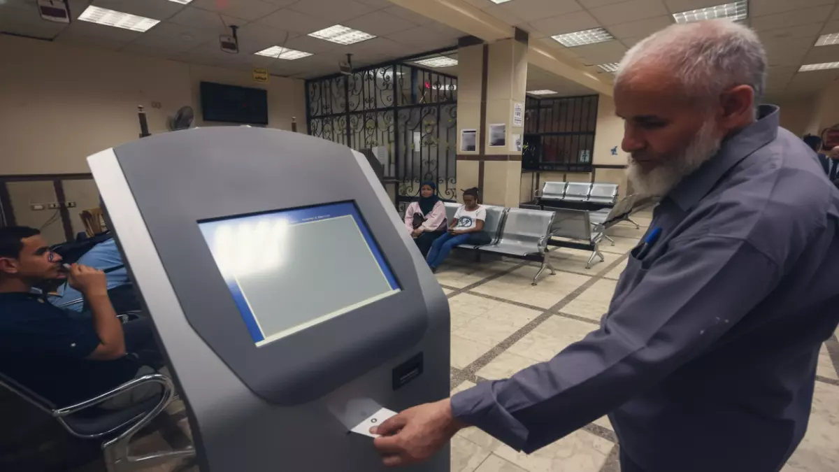 الحكومة تواجه تساؤلات حول حقيقة زيادة المعاشات وقرار العمل لخمس سنوات إضافية