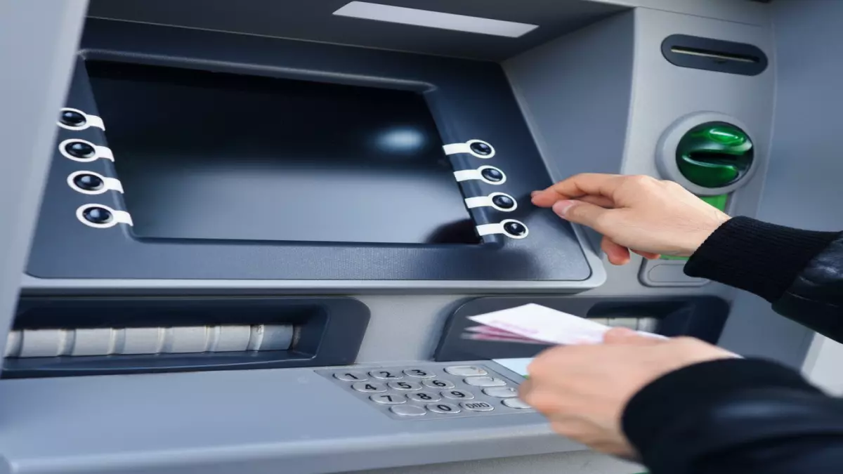«احمِ أموالك! كل ما تحتاج معرفته عن رسوم السحب الجديدة.» تكلفة سحب الأموال من ATM تتغير تعرف على قرار البنك المركزي وتأثيره على جيوبك