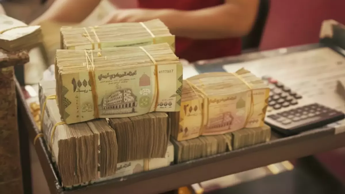 بنك القاسمي يحقق نقلة نوعية في صرف المعاشات بتعز ويقضي على مشكلة الازدحام للمتقاعدين