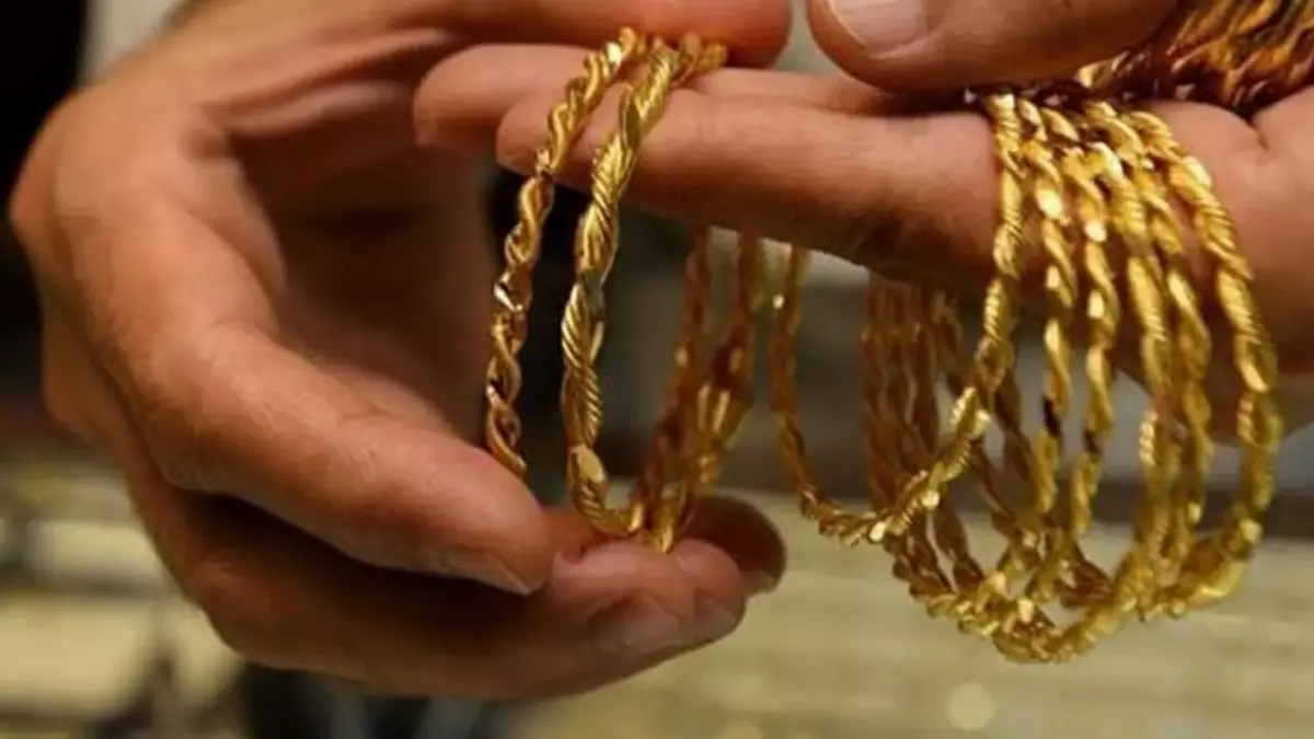 «تراجع حاد في أسعار الذهب يفقدك 30 جنيهاً خلال يوم واحد» انهيار يسائل مستثمري المعدن الأصفر عن القرار الأمثل لحماية أموالهم قبل تفاقم الأوضاع