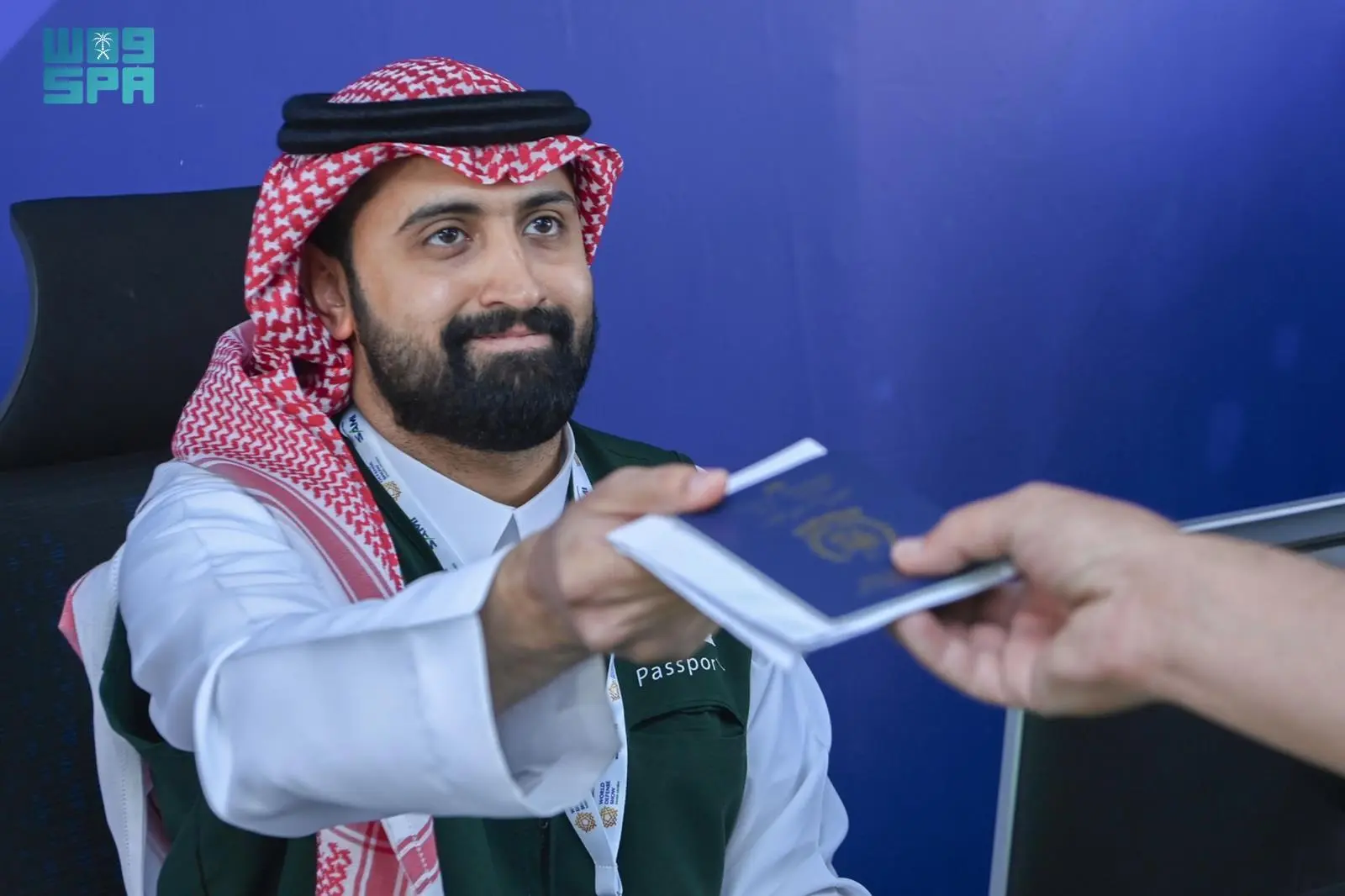 الجوازات تنجز إجراءات دخول وخروج زوار معرض الدفاع العالمي بمطار ملهم بكفاءة