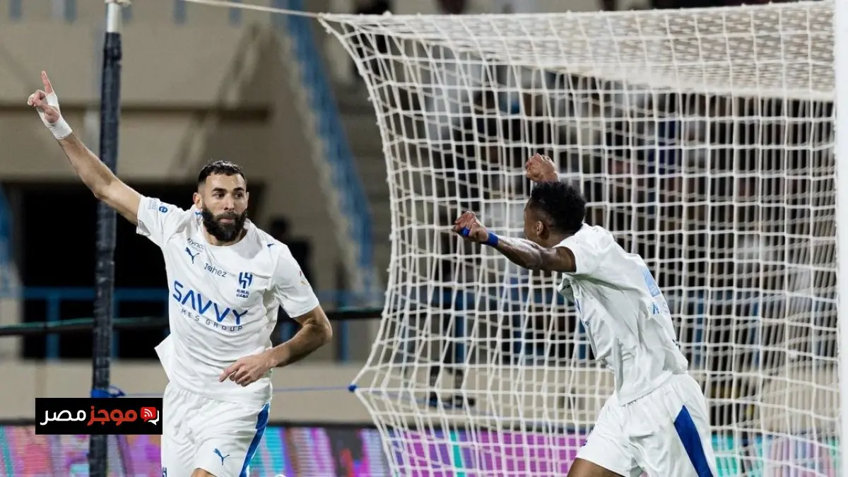 بنزيما يضع الهلال في المقدمة أمام الأخدود بالشوط الأول