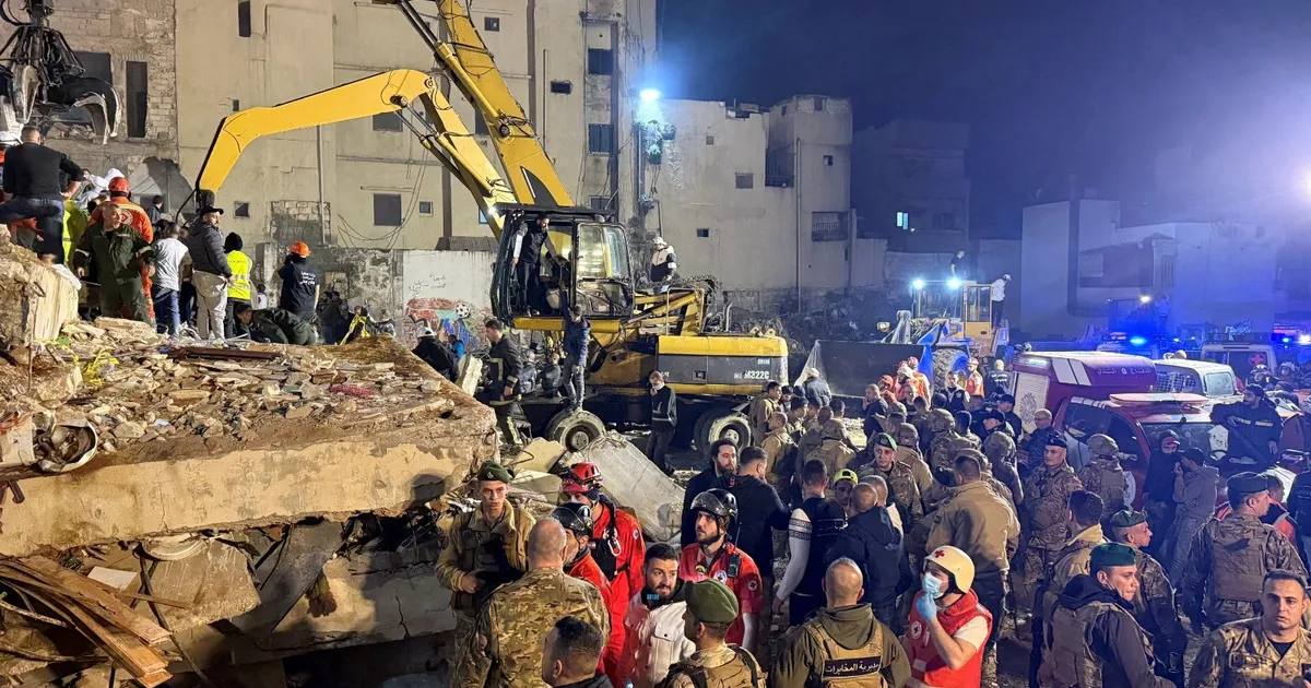 لبنان انهيار مبنى سكني بطرابلس يسفر عن 14 قتيلاً و8 مصابين