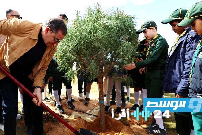 مبادرة «خضار ليبيا».. الدبيبة يزرع شجرة في سوق الثلاثاء
