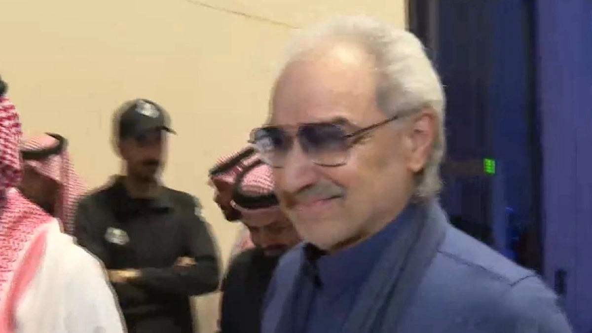 <p>إليك عدة خيارات لعنوان صحفي احترافي مناسب لاقتراحات جوجل ودون علامة ترقيم محظورة:</p>
<ol>
<li><strong>الأمير الوليد بن طلال لجماهير الهلال الميدان وحده الحكم بالفيديو</strong></li>
<li><strong>الوليد بن طلال يشعل حماس الهلاليين لا خيار سوى الميدان شاهد الفيديو</strong></li>
<li><strong>رسالة حاسمة من الوليد بن طلال لجماهير الهلال لا صوت يعلو فوق الميدان</strong></li>
<li><strong>الأمير الوليد بن طلال يؤكد للهلاليين الميدان فقط ما يهم بالفيديو</strong></li>
<li><strong>ما فيه إلا الميدان الوليد بن طلال يوجه رسالة نارية لجماهير الهلال</strong></li>
</ol>