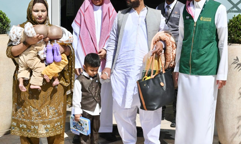 الرياض تستقبل التوأم الباكستاني سفيان ويوسف أملاً في عملية فصل جراحية مصيرية